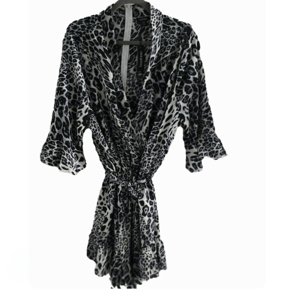 Boohoo Plus Black and White Jumpsuit with Wide Sleeves and Deep V-Neckline